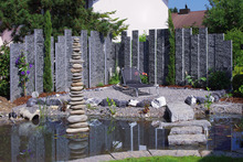 sommer-winter: Brunnen aus Gneis, Brunnen aus Flusssteinen (Tessiner Gneis) Mauer aus Maggiagneis (Tessin)