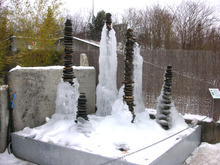 sommer-winter: Brunnen im Winter, Brunnen im Winter,es ergibt sich al Winter verschiedene Eisplastiken 