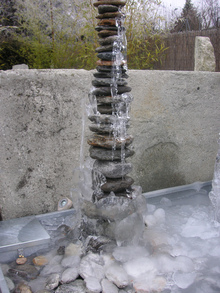 sommer-winter: Brunnen im Winter, 