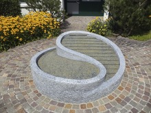sommer-winter: Ying und Yang Brunnen, Aus Gneis.
