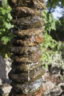 sommer-winter: Brunnen im Gartenteich, 