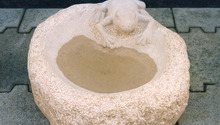 vogelbder: Vogelbad Frosch, Vogelbad Frosch Comblachiene Kalkstein (Frankreich)