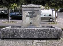 brunnen: Brunnen Kirchen Platz Wohlen, Brunnen vor der Restaurierung weist starke Verschmutzungen auf,und hat Diverse Abplatzungen u.Risse 