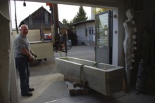 brunnen: Brunnen wird verladen., Fertig überarbeiteter Brunnentrog.