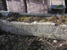brunnen: Brunnentrog vor der Restaurierung , Brunnen stark beschädigt.
