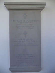 kirchen-kapellen: Schriftplatte Kirche Jonen , Neu erstellte Schriftplatte\r\nbeim Haupteingang der \r\nKirche Jonen.