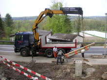 wegkreuze: Eggenwiler Wegkreuz, Wegkreuz wird aufgerichtet.