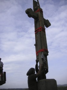 wegkreuze: Eggenwiler Wegkreuz, Wegkreuz beim versetzen.