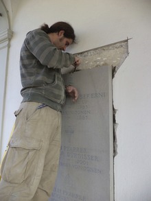 team-at-work: René Philippe, Kirche Jonen Priestergrab. 