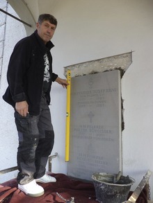 team-at-work: Zoran Simic, Kirche Jonen Priestergrab. 