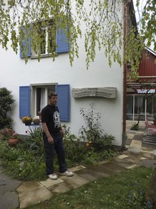 team-at-work: Zoran Simic, Bild:Frisch Aufgehängter Türsturz der vor einem Abriss gerettet wurde. Mit dem Familienwappen der Familie.