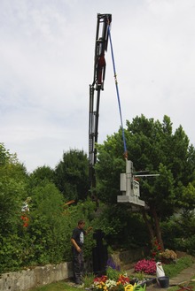 team-at-work: Familien Grab Versetzung mit Krahn., 